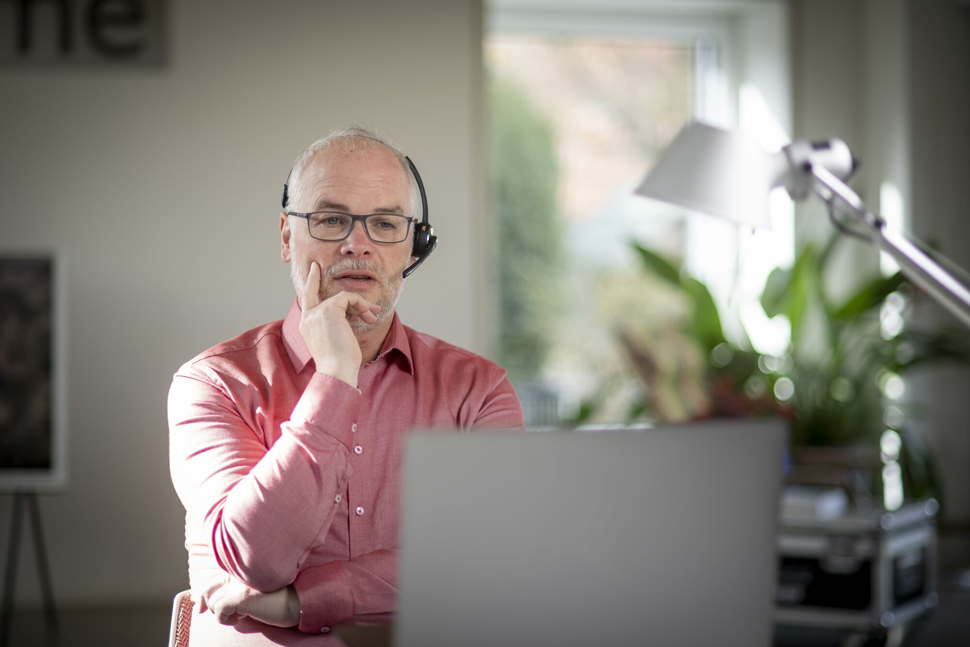 Tom Schönknecht mit Headset im Online-Gespräch